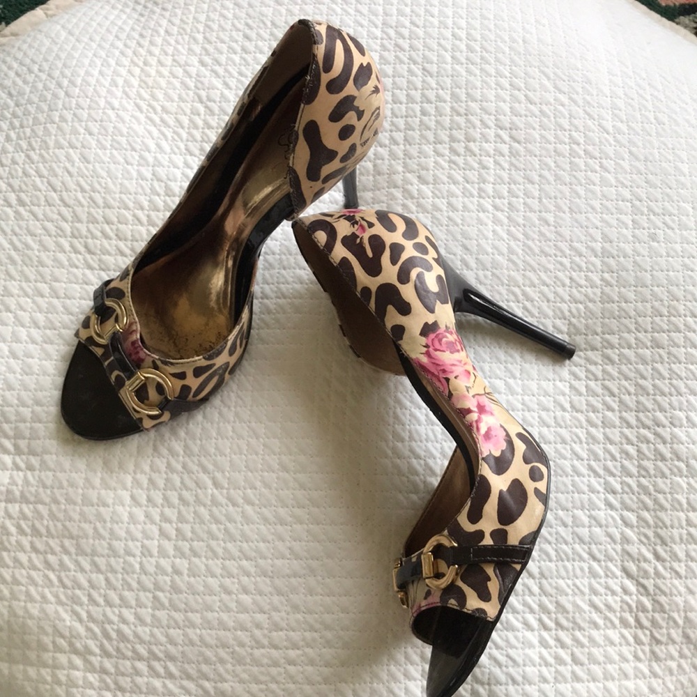 Woman’s shoes size 8.